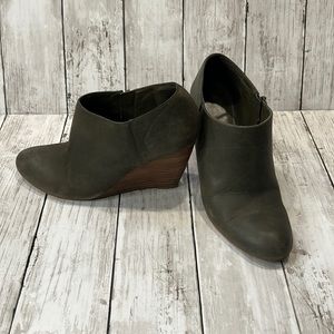 Nine West 7.5 ankle wedge booties